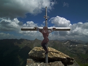 01 La piccola croce sull'omino di vetta del Pizzo Scala (2427 m.)